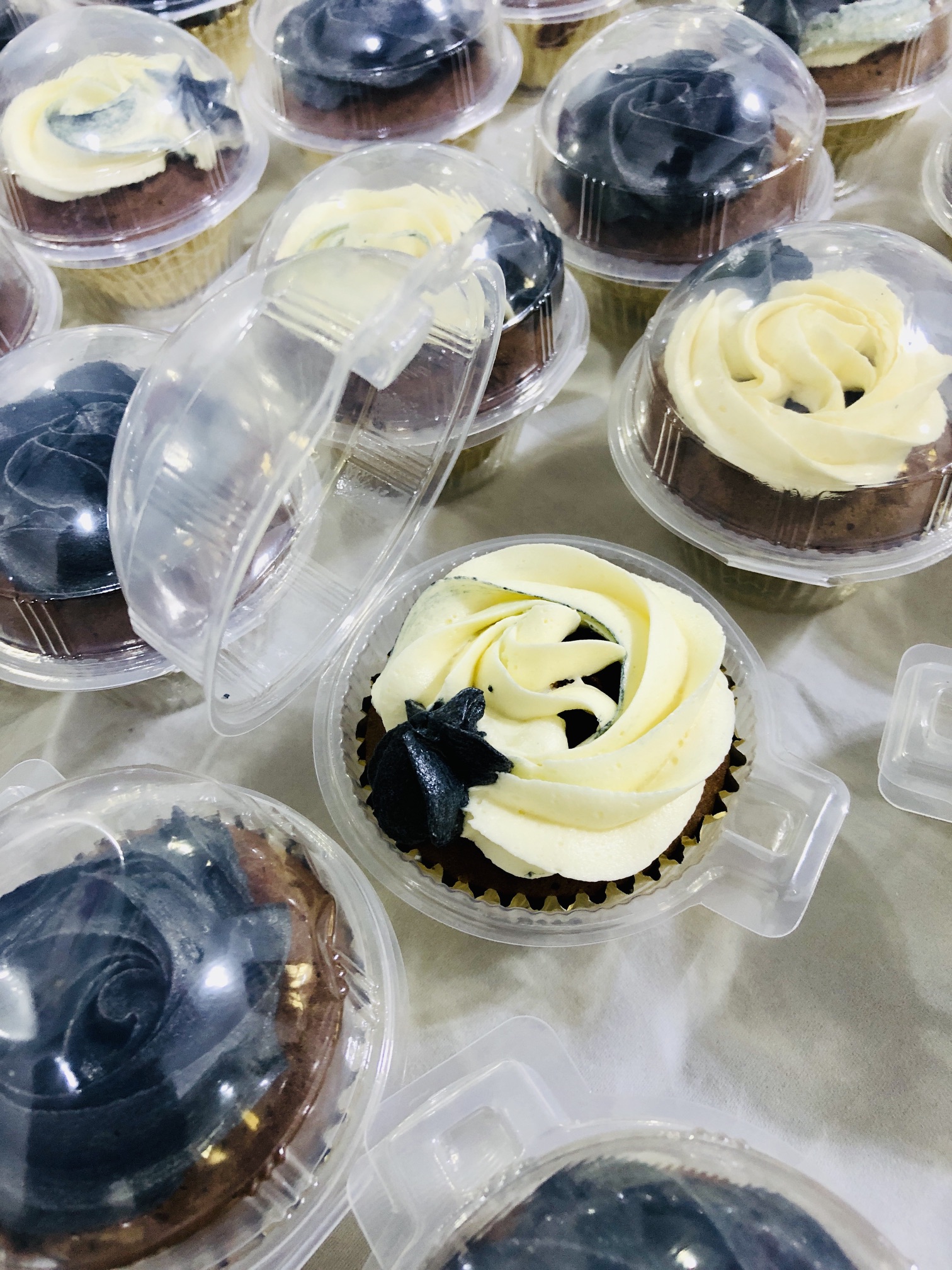 Black & White themed Cup Cake gallery image