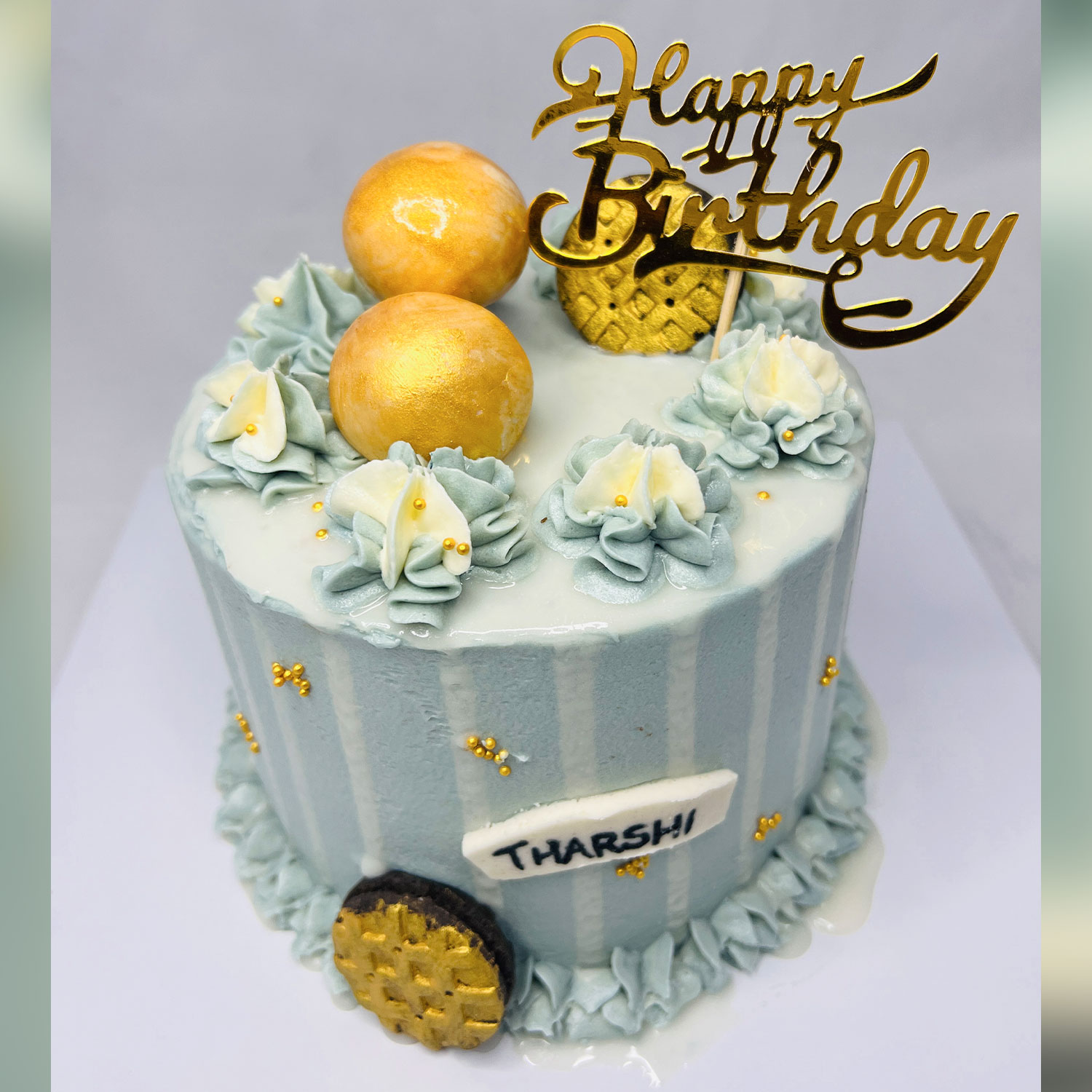 Unique Bauble Birthday Cake - 1kg — image 4