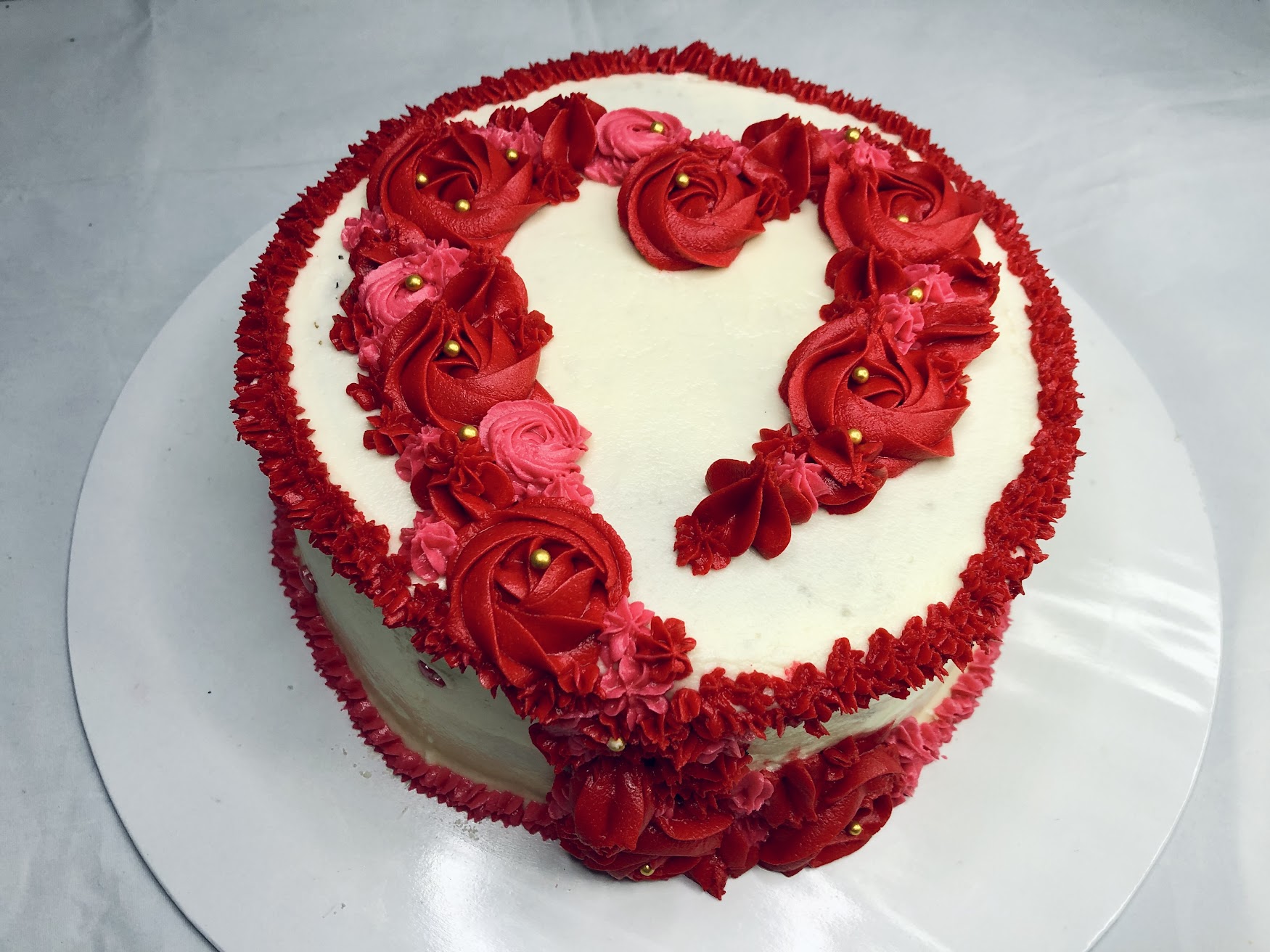 Red Love themed cake for anniversary or oldies - 1kg — image 5
