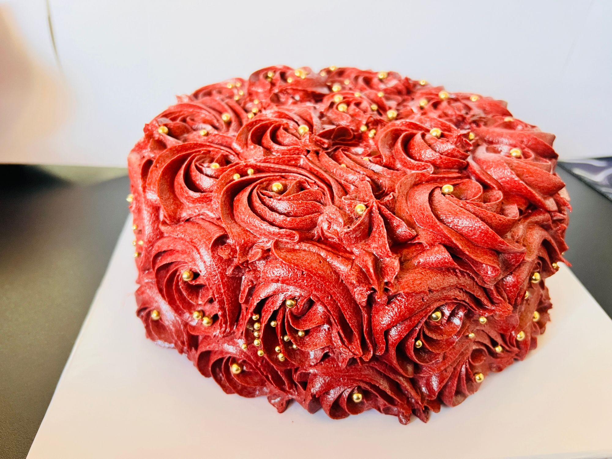 Red Rose Swirl Cake - 1kg gallery image