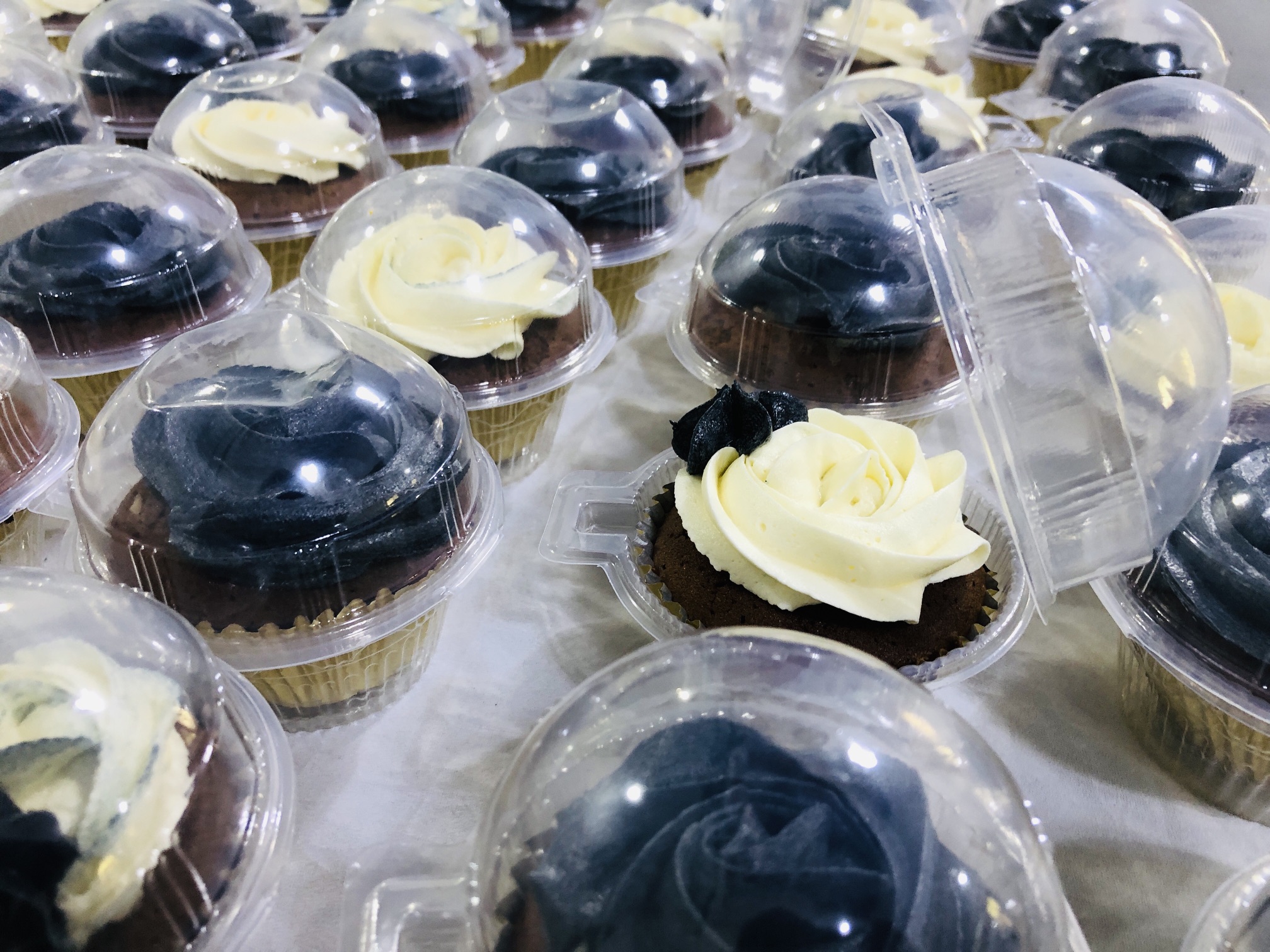 Black & White themed Cup Cake gallery image